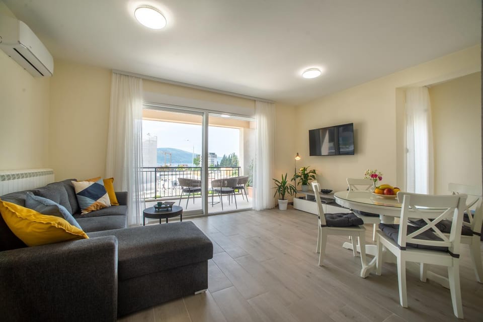 TV and multimedia, Seating area, air conditioner