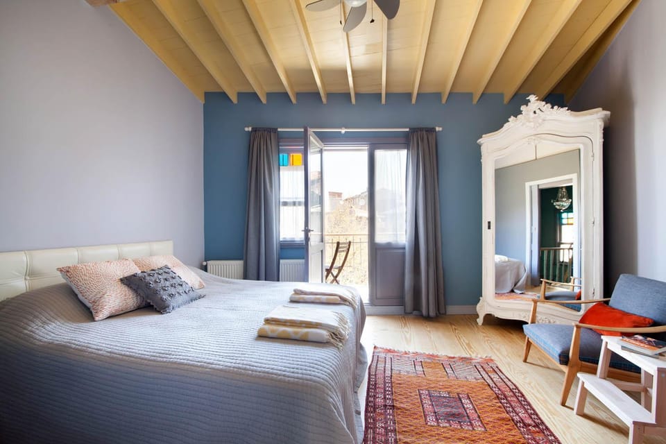 Bed, Living room, Seating area, Bedroom