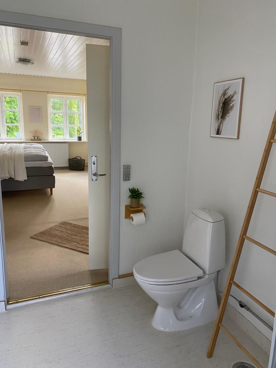 Toilet, Bed, Bathroom, towels