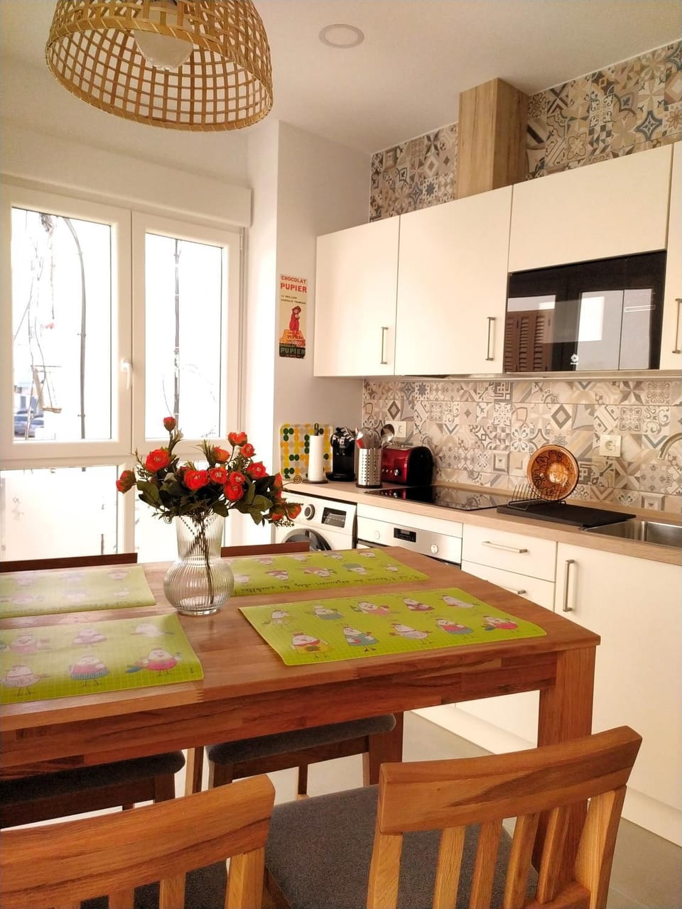 Kitchen or kitchenette, Dining area, stove