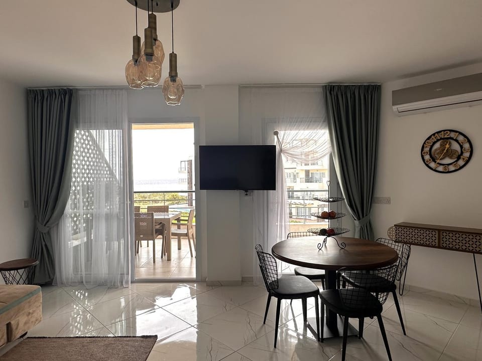 TV and multimedia, Living room, Seating area, Dining area