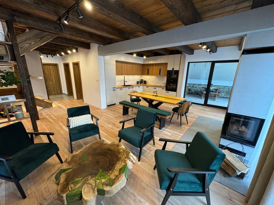 Communal lounge/ TV room, Kitchen or kitchenette, Living room, Seating area, Dining area, Evening entertainment