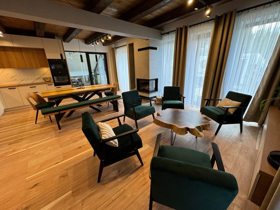 Communal lounge/ TV room, Kitchen or kitchenette, Living room, Seating area, Dining area, Evening entertainment