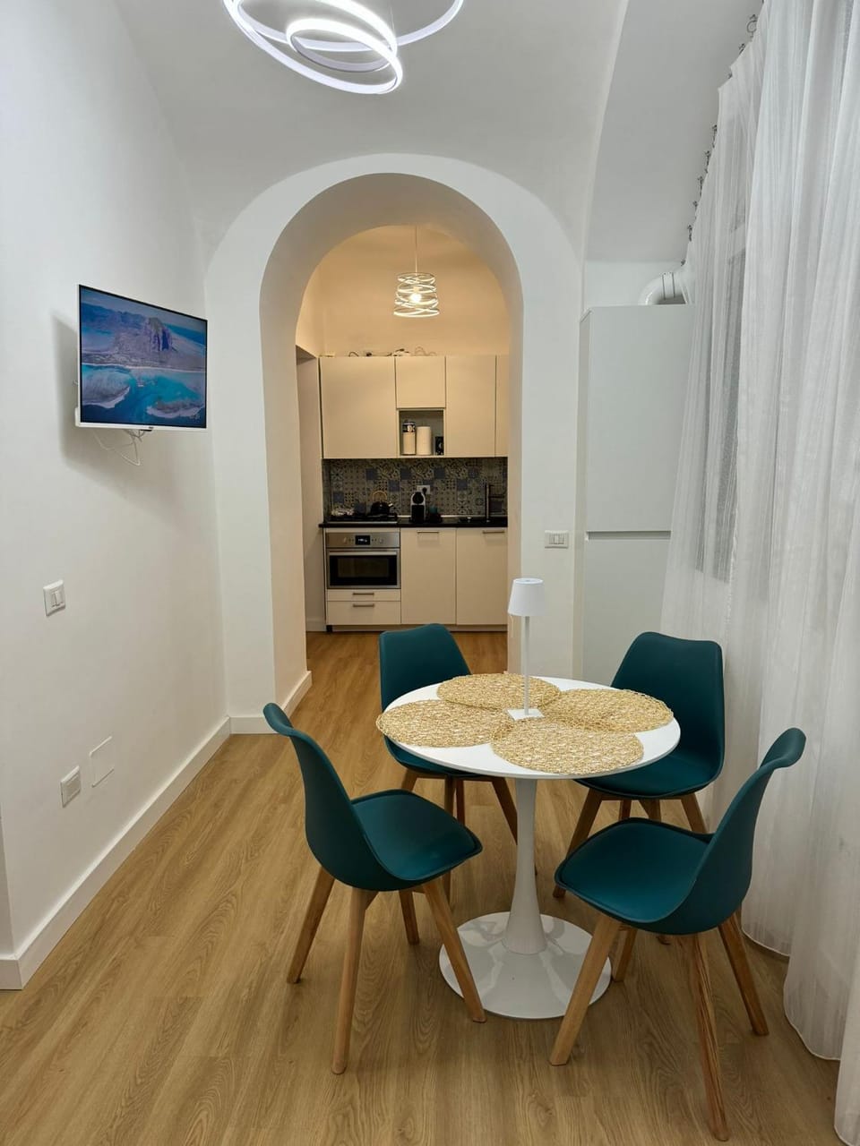 TV and multimedia, Kitchen or kitchenette, Living room, Seating area, Dining area