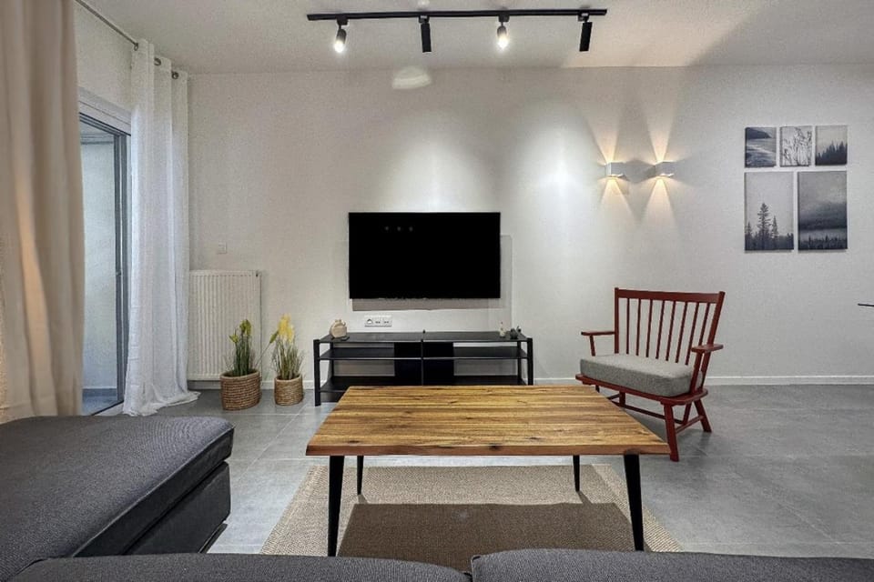 Communal lounge/ TV room, TV and multimedia, Living room