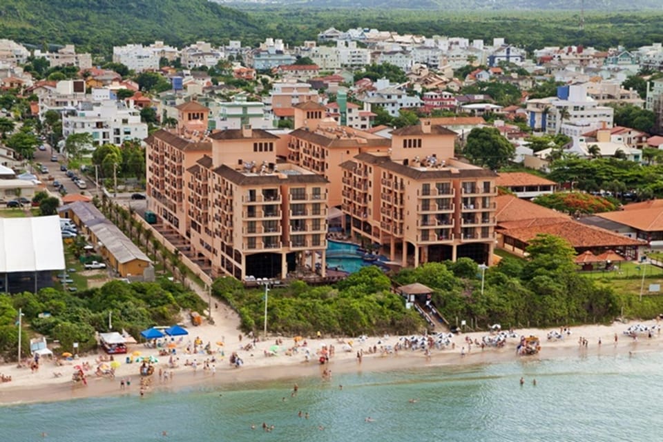 Neighbourhood, Natural landscape, Beach, Area and facilities