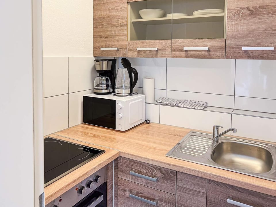 Coffee/tea facilities, Kitchen or kitchenette, stove