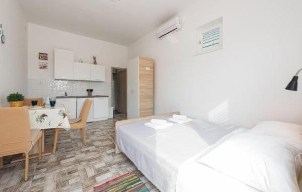 Bed, Photo of the whole room, Seating area, Dining area, Bedroom, air conditioner
