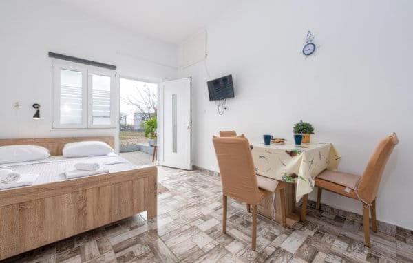 Bed, TV and multimedia, Seating area, Bedroom, towels