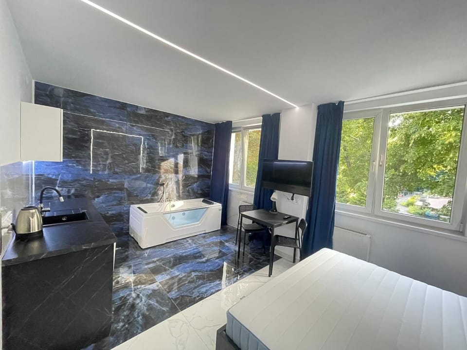 YOURAPART Karmelicka z Jacuzzi Apartment in Warsaw