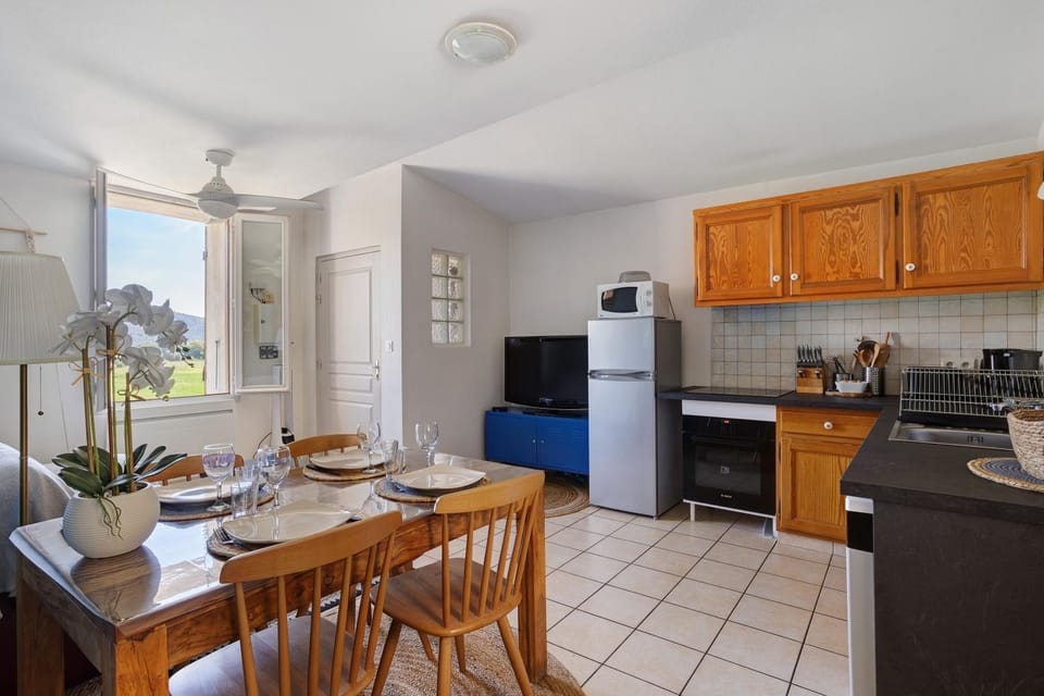 Property building, Kitchen or kitchenette, Living room