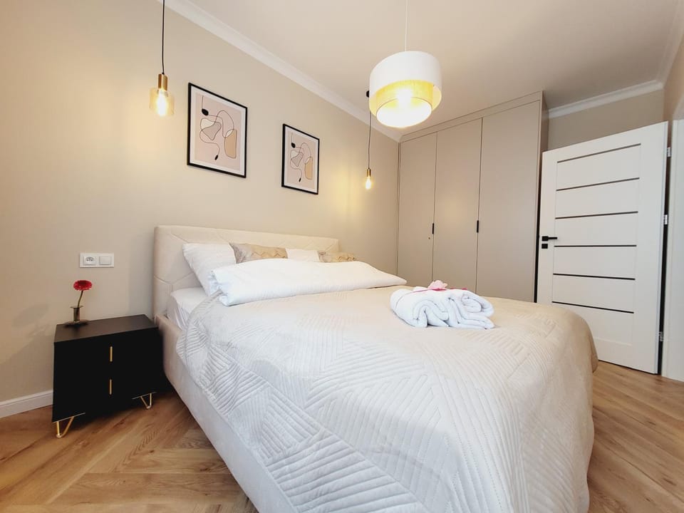 Bed, Bedroom, towels, wardrobe