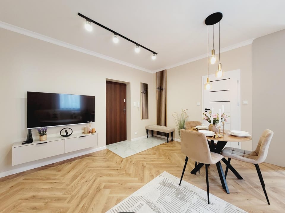 TV and multimedia, Living room, Seating area, Dining area