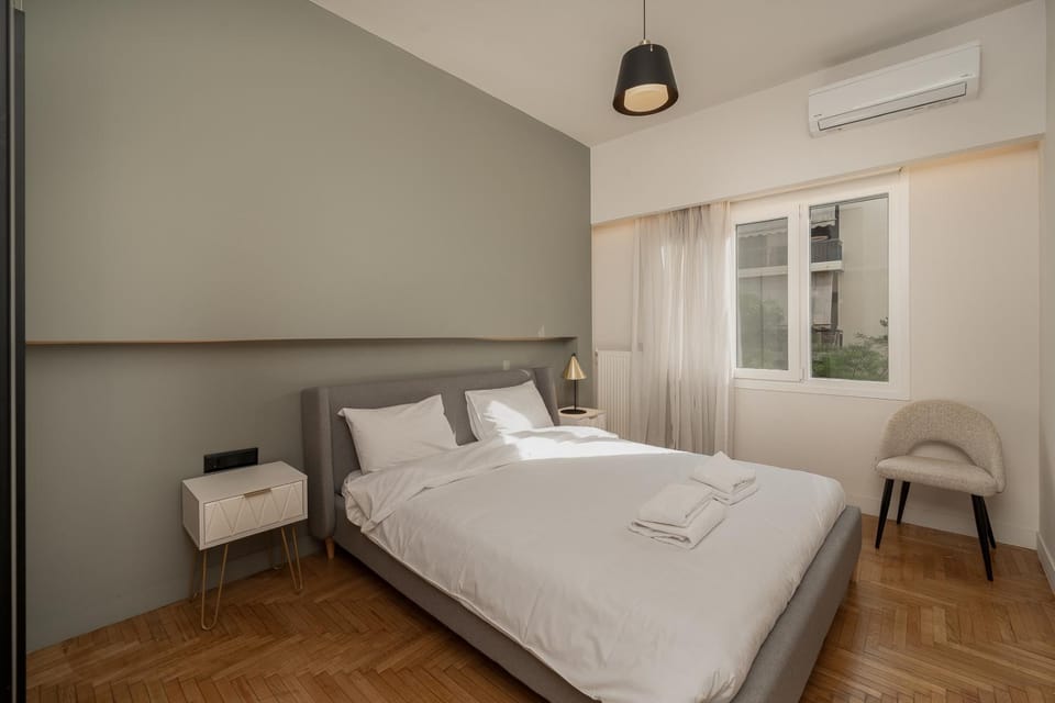 Bed, Bedroom, towels, air conditioner