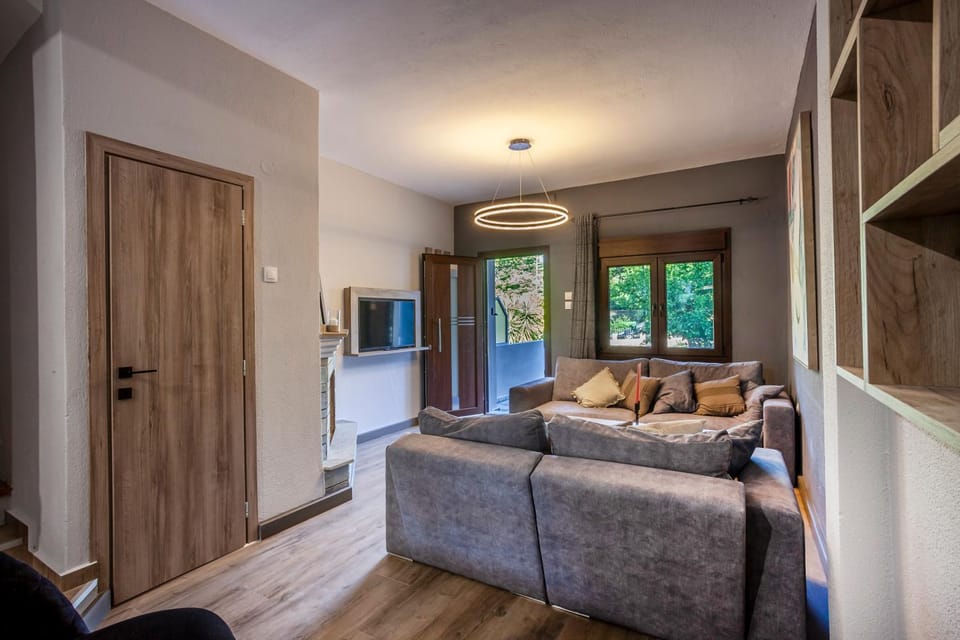 TV and multimedia, Kitchen or kitchenette, Living room, Seating area, wardrobe
