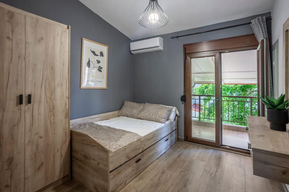 Bed, Photo of the whole room, Bedroom, wardrobe, air conditioner