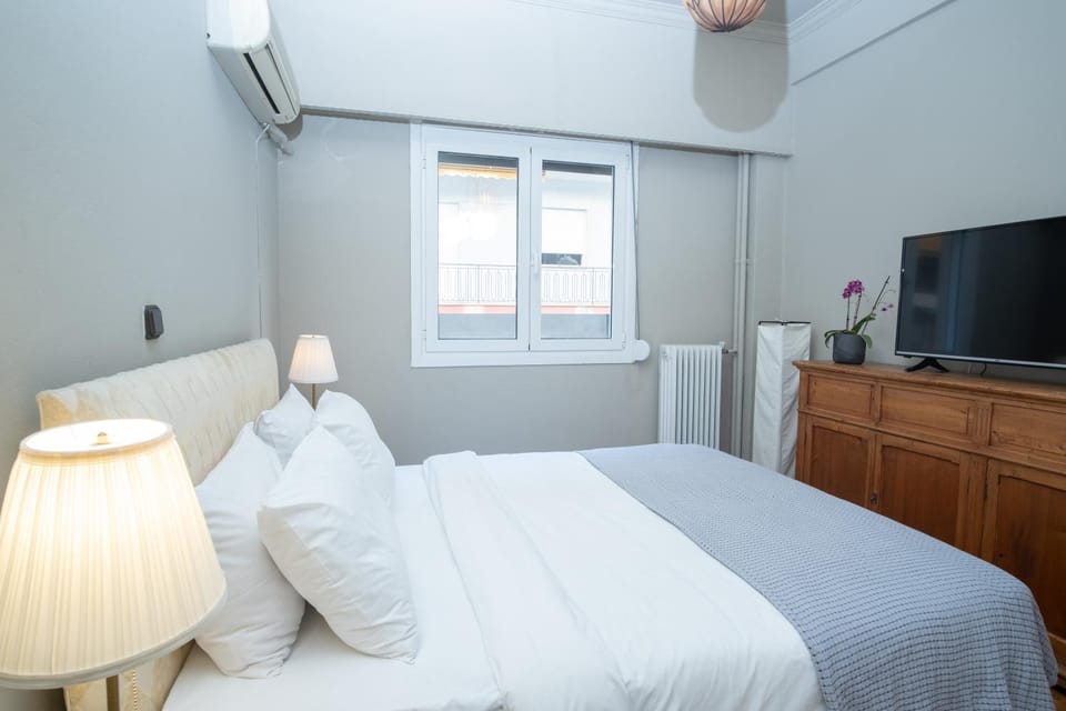 Bed, TV and multimedia, Bedroom
