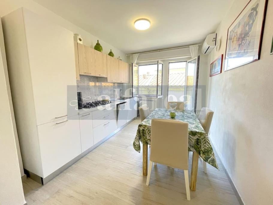 Kitchen or kitchenette, Dining area, stove