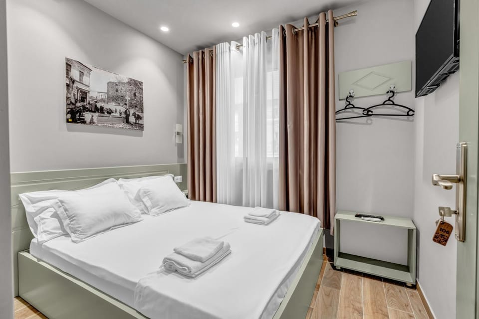 Bed, Bedroom, towels