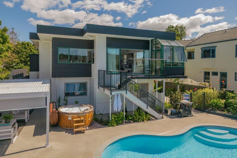 Property building, Hot Tub, Swimming pool