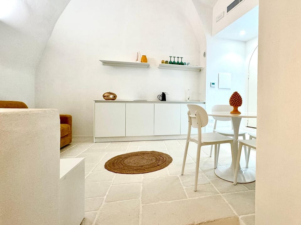 Kitchen or kitchenette, Living room, Seating area, Dining area