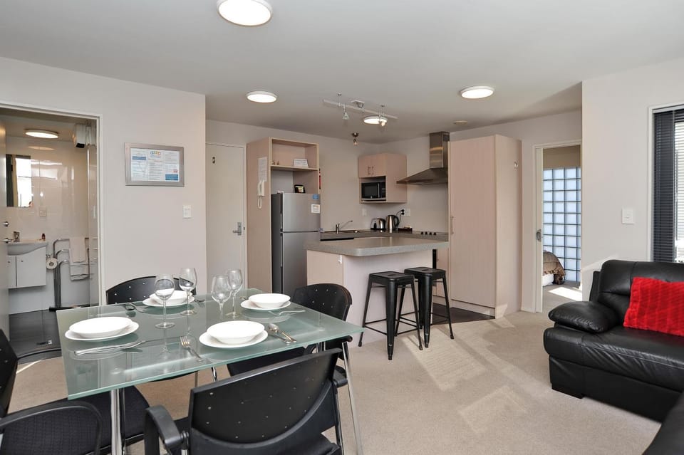 Coffee/tea facilities, Kitchen or kitchenette, Living room, Seating area, Dining area