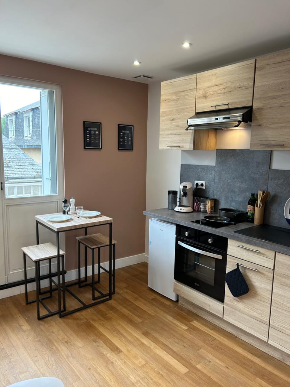 Coffee/tea facilities, Kitchen or kitchenette, Dining area, stove, toaster