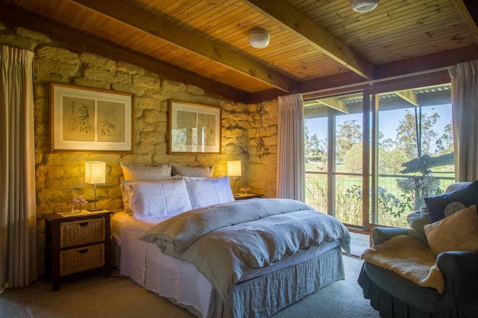 Bed, Photo of the whole room, Decorative detail, Bedroom, Garden view