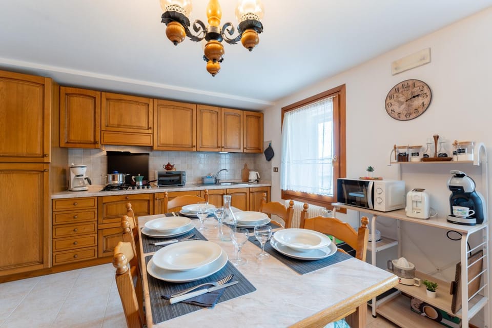 Coffee/tea facilities, Kitchen or kitchenette, Food and drinks, Dining area, stove, toaster