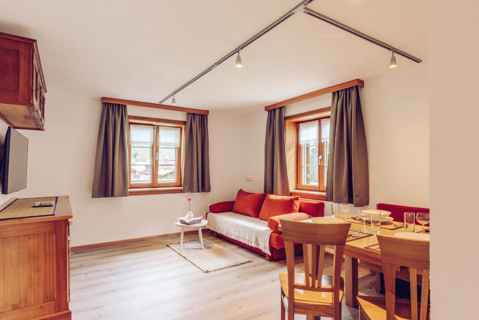 Living room, Photo of the whole room, Seating area, Dining area