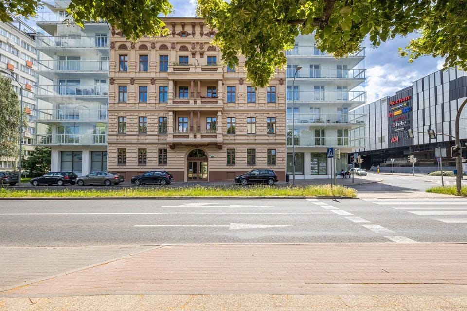 Property building, Off site, Day, Neighbourhood, City view, Street view, Location
