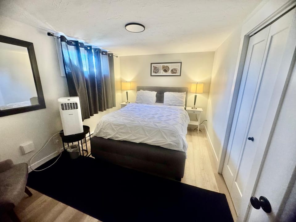 Airport Getaway- 4 mins from Airport Apartment in Dieppe