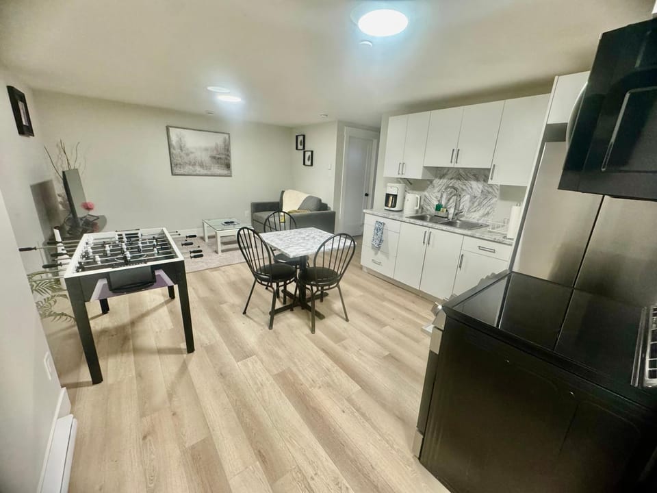 Airport Getaway- 4 mins from Airport Apartment in Dieppe