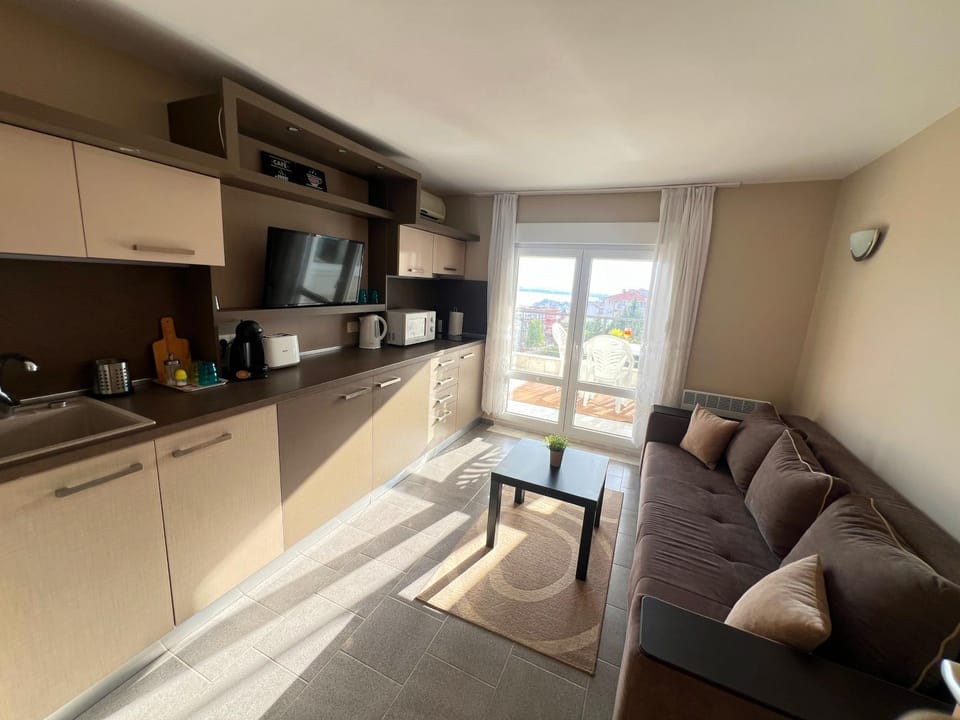 TV and multimedia, Kitchen or kitchenette, Living room, stove