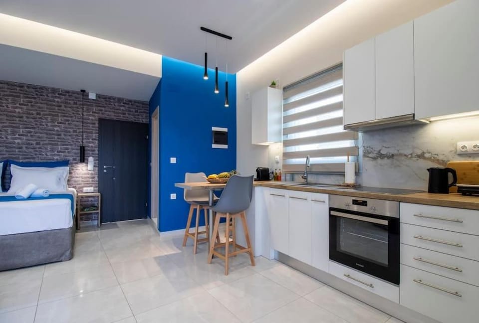Bed, Kitchen or kitchenette, Photo of the whole room, Dining area