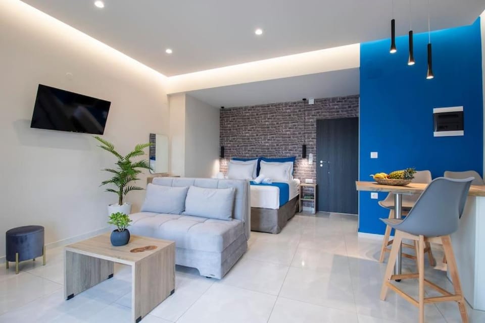 Bed, Photo of the whole room, Seating area, Dining area