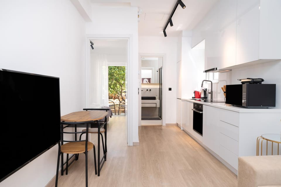 TV and multimedia, Coffee/tea facilities, Kitchen or kitchenette, Dining area, oven, stove, toaster