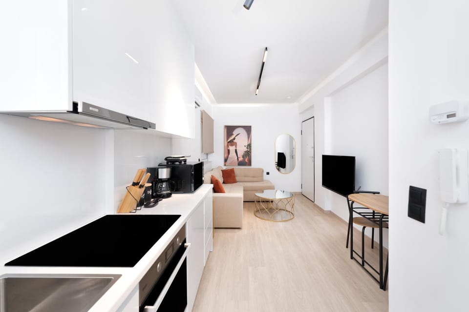 TV and multimedia, Kitchen or kitchenette, Living room, Seating area, Dining area, oven, stove