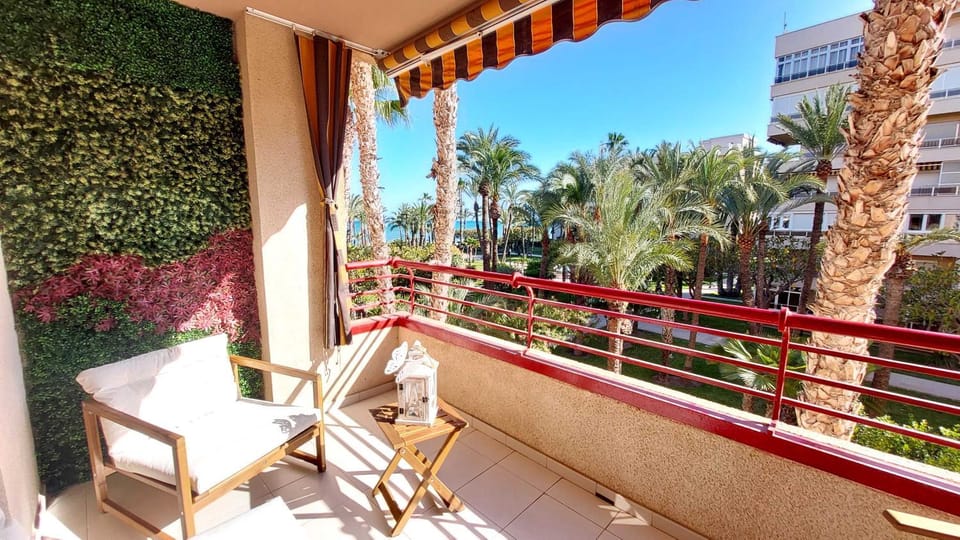 apartamento céntrico en 1ª línea de playa con piscinas y jardines Apartment in Torrevieja