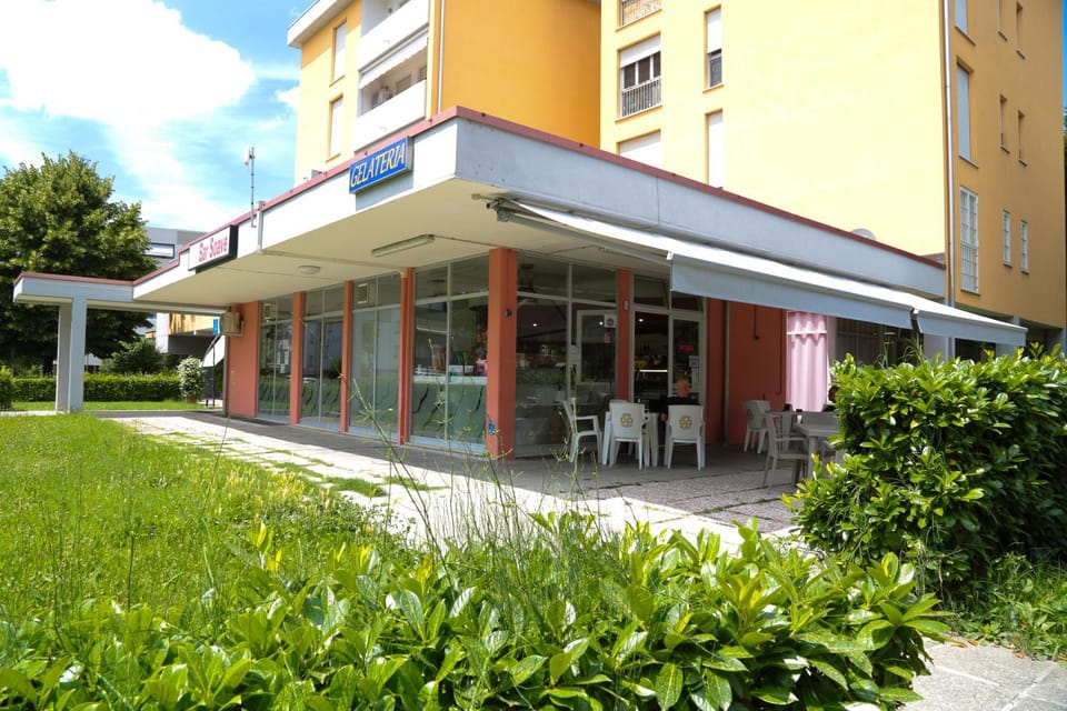 Property building, Restaurant/places to eat