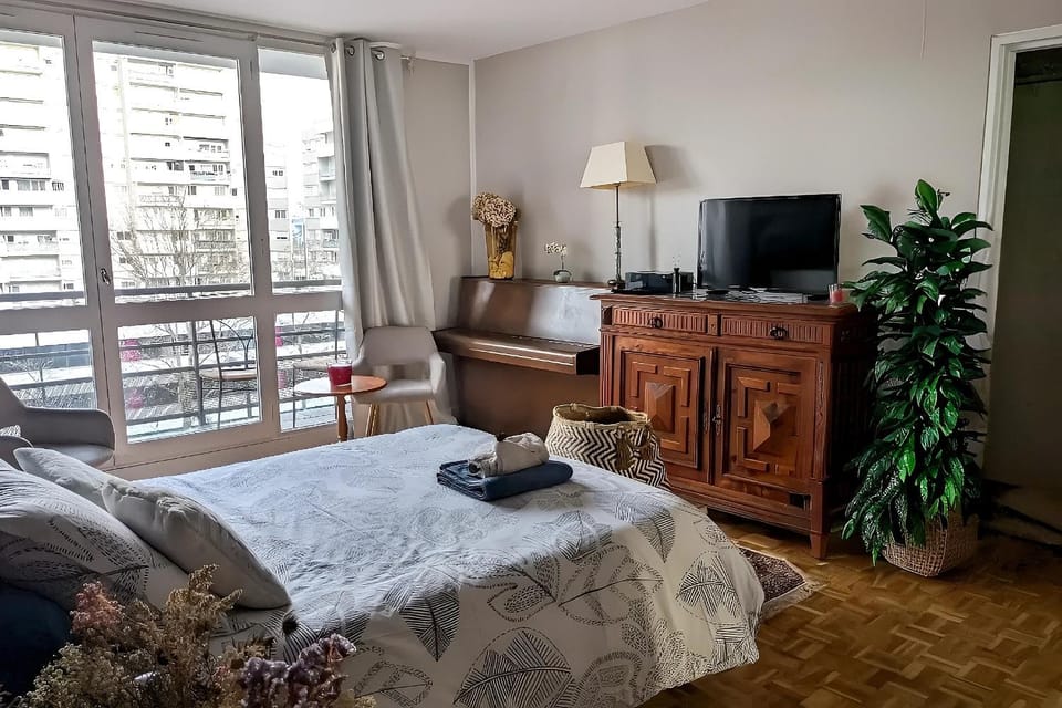 Bed, TV and multimedia, Living room, Seating area, Bedroom