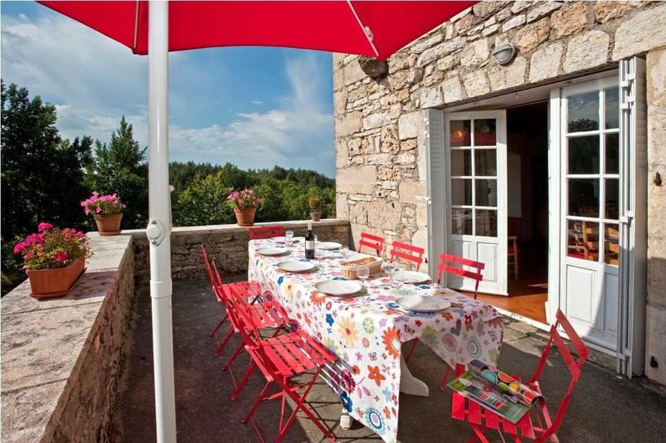 Les genévriers à conques House in Occitanie