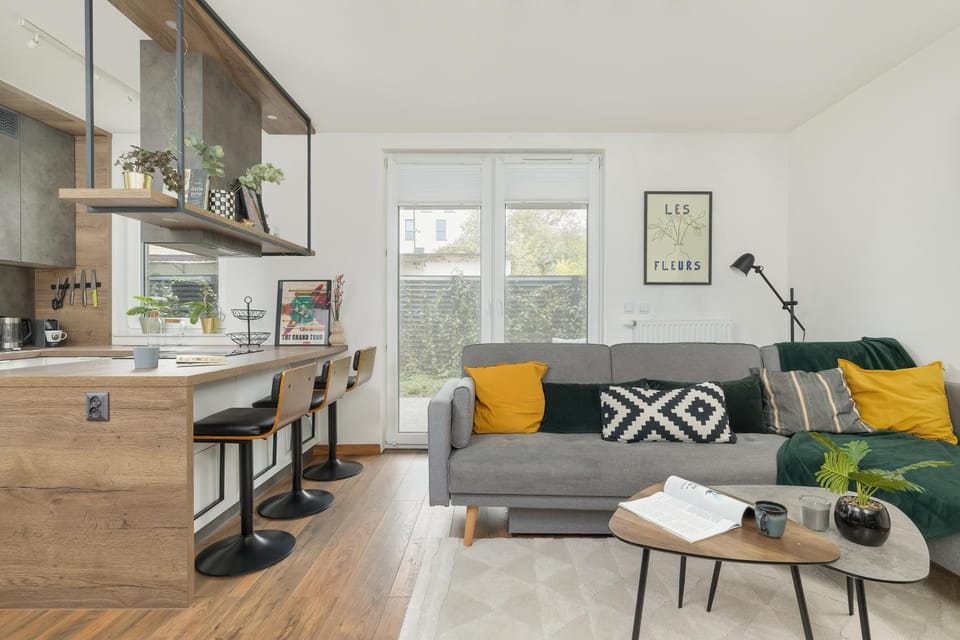 Kitchen or kitchenette, Living room, Seating area, Dining area