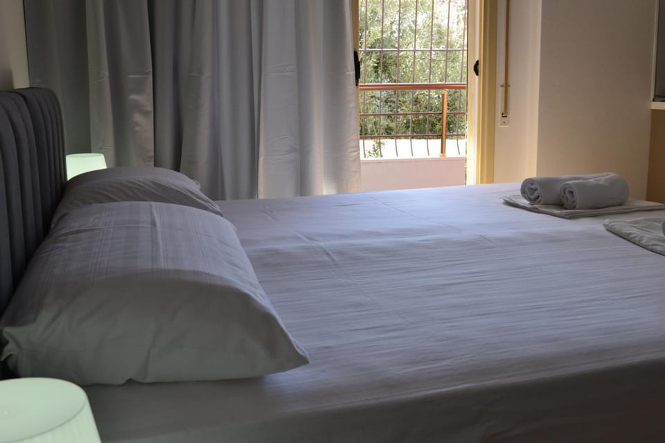Sunny Studio Apartment Beach distance Free Parking Apartment in Vlorë