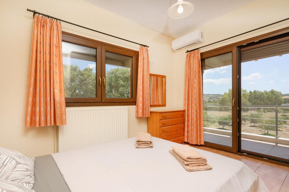 Bed, View (from property/room), Balcony/Terrace, Bedroom, towels, air conditioner