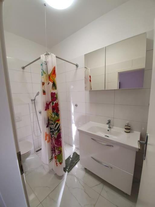 Shower, Bathroom, towels