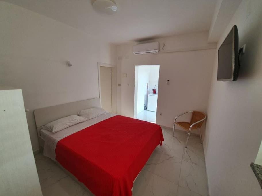 Bed, TV and multimedia, Bedroom