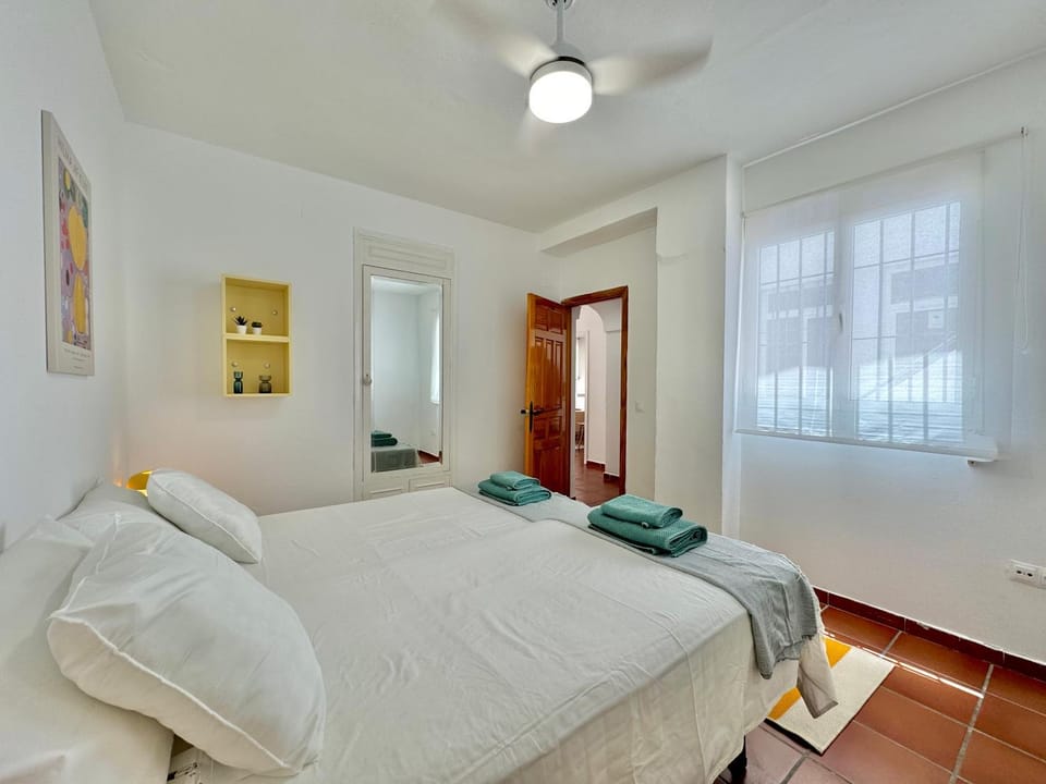 Bed, Bedroom, towels, wardrobe