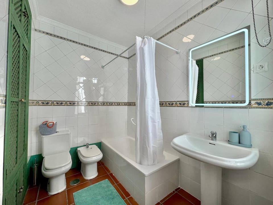 Toilet, Bathroom, Bath, bidet, towels