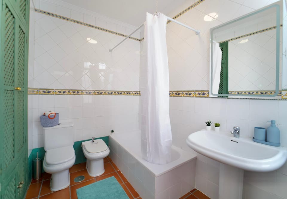 Toilet, Bathroom, Bath, bidet, towels